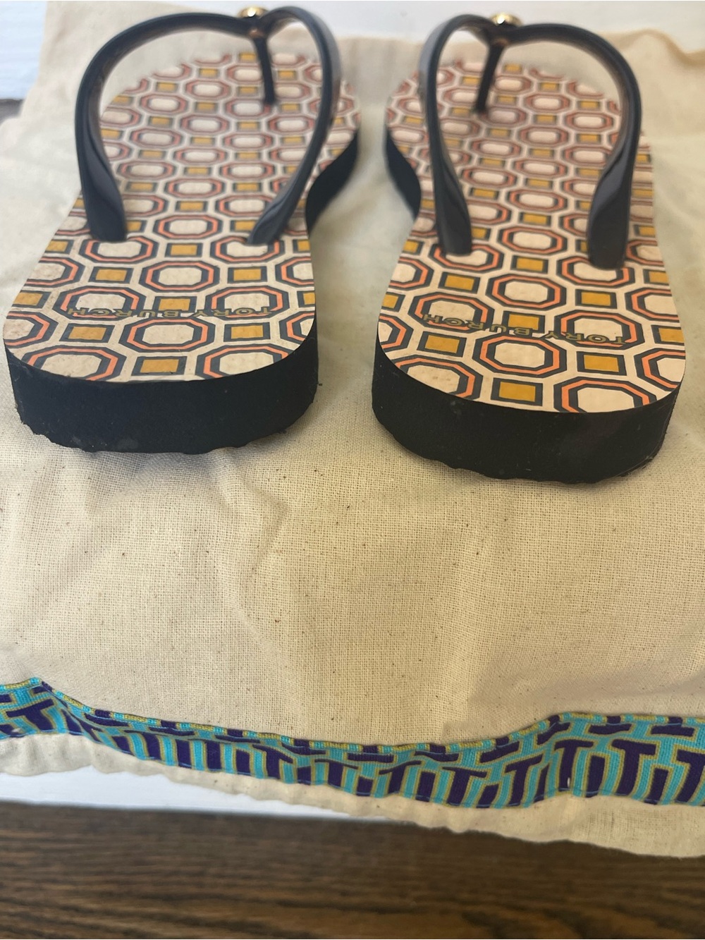 Tory Burch Navy Strap Flip Flops with Yellow & Orange Geo Print - Picture 3 of 4